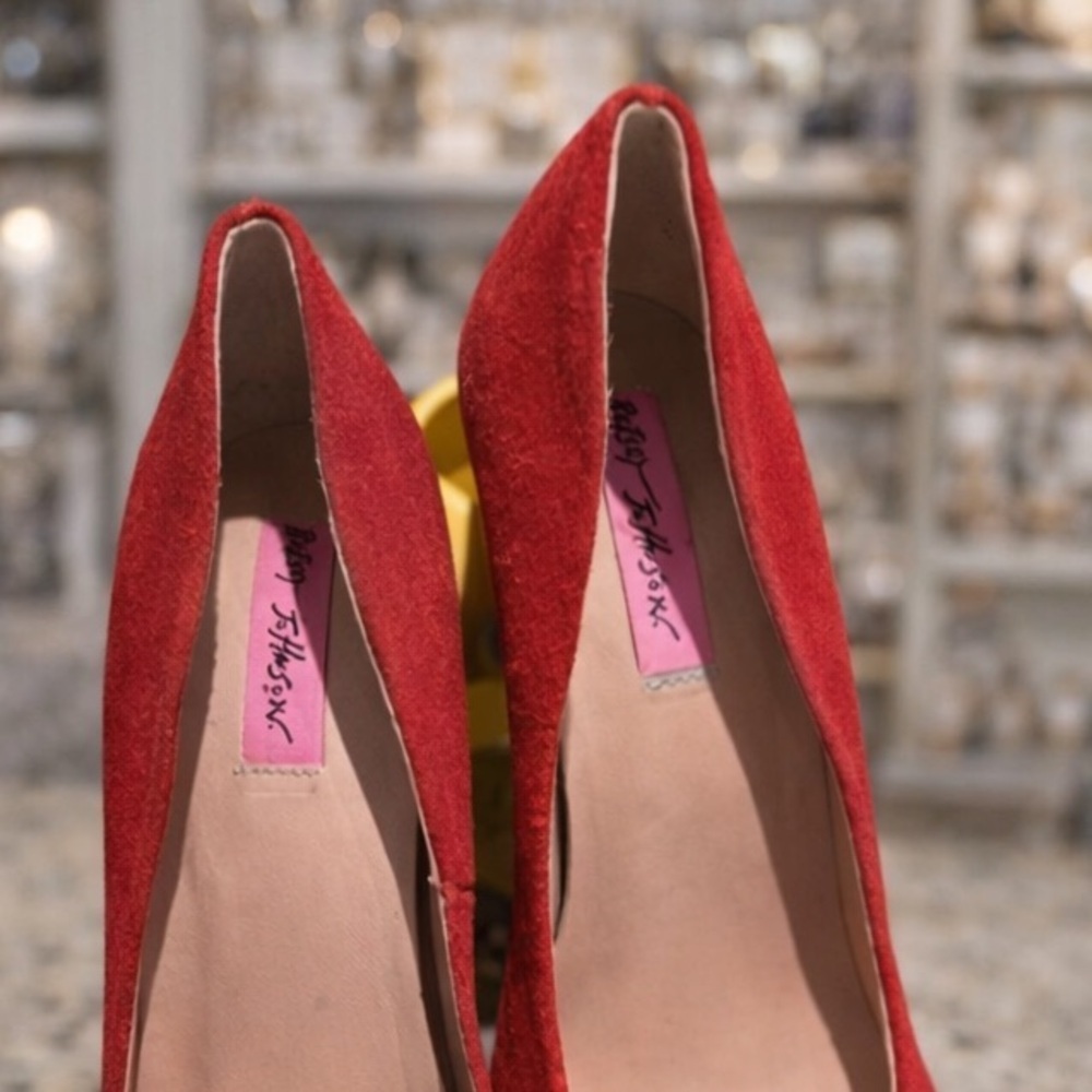 Betsy Johnson Red Suede Studded Pointed Toe Heels Leopard Sole Size 8 - Picture 2 of 8